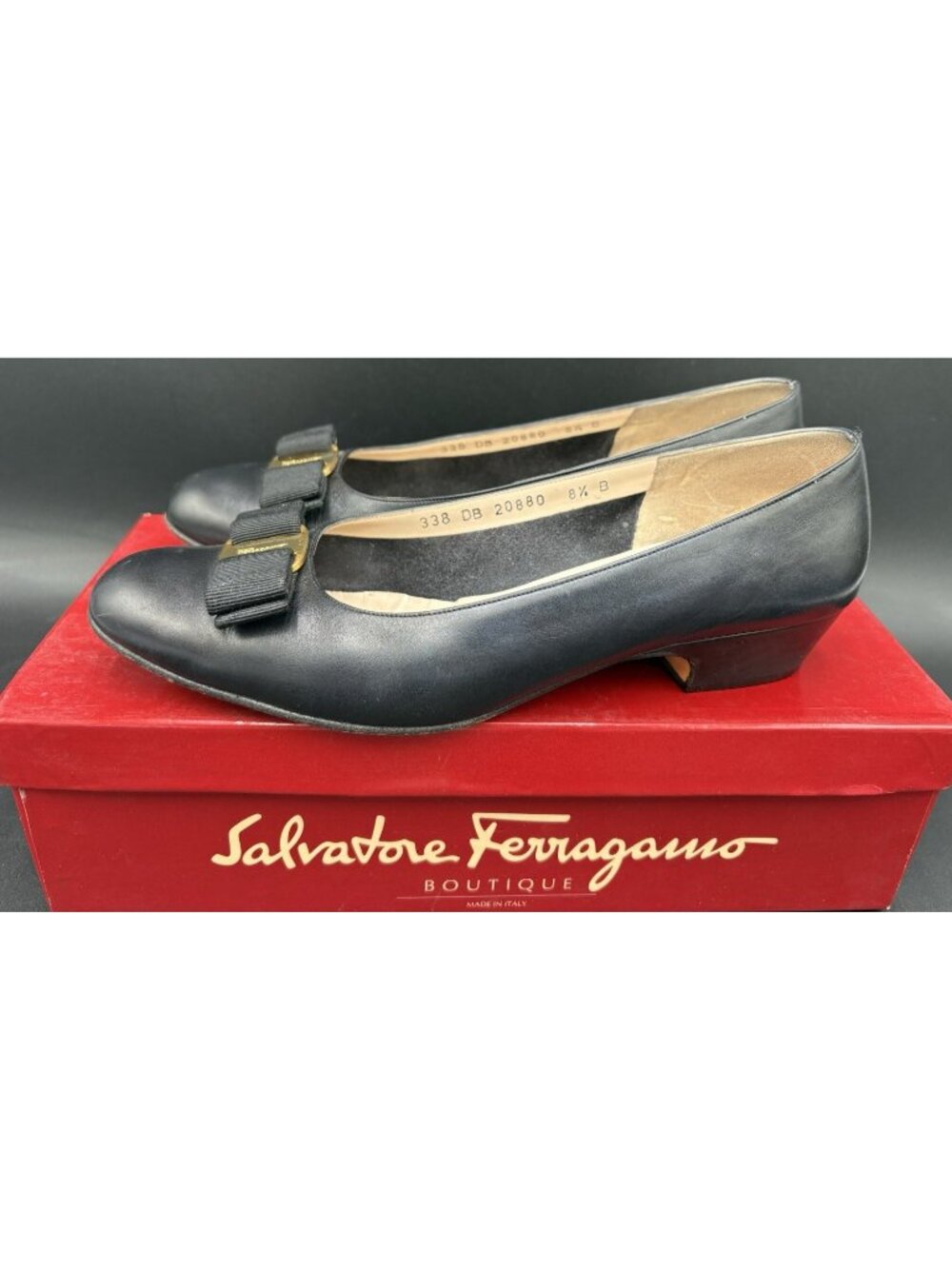 Salvatore Ferragamo Women's 8.5B Black Leather Pumps Boutique Toe Bow/ Gold Logo - Picture 4 of 12